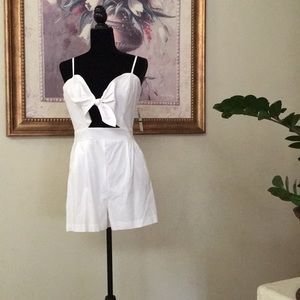 Cute white romper with pockets!
